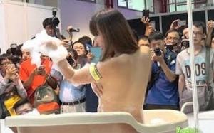 HD 2016 8 TAIWAN ADULT EXPO 台灣大人博覽會 上空泡泡浴秀性感波多野解衣