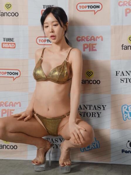 Berry UMC runway照片区性感比基尼造型Berry UMCRunway Photo ZoneSexy Bikini Pose